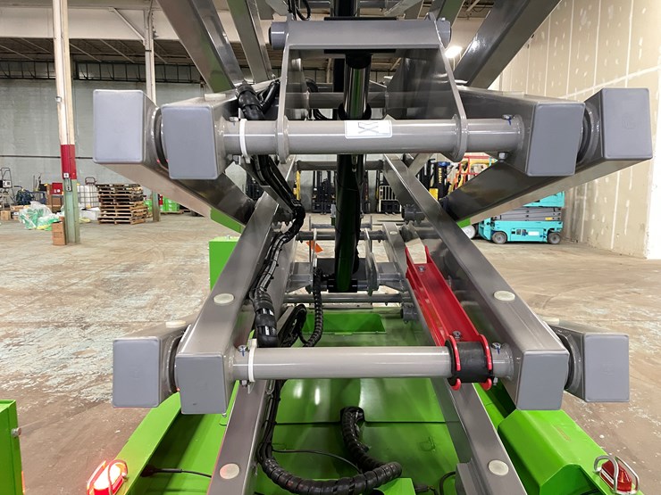 #5551-•-fronteq-fs6332tl-track-drive-scissor-lift-with-outriggers-image-57