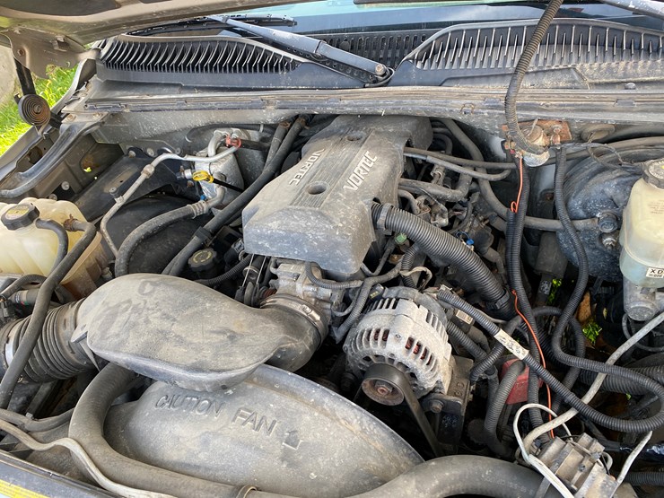 #1604-•-2000-chevy-silverado-1500-regular-cab-4x4-plow-truck-(no-title)-image-29