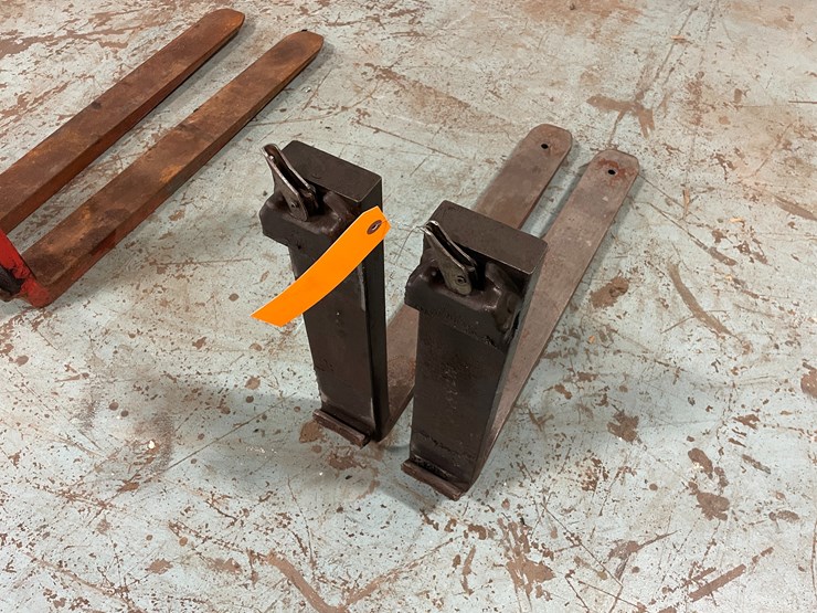 #7206-•-32"-x-4"-forklift-pallet-forks-image-4