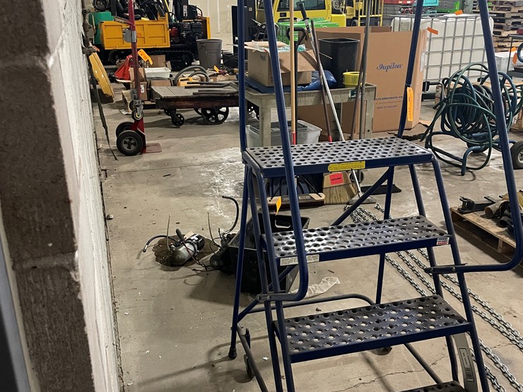 #7249-•-louisville-steel-4-step-warehouse-ladder-image-4