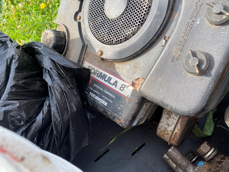 #1666-•-(5)-small-engines-&-various-parts-image-12