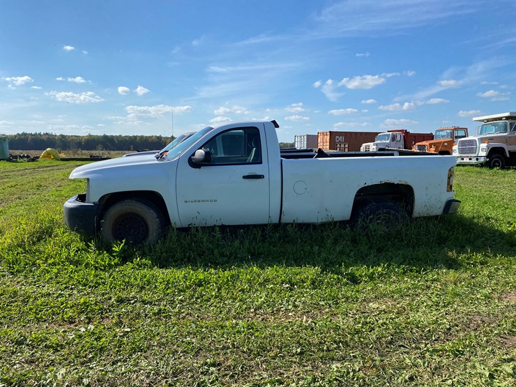 #1598-•-2010-chevy-silverado-1500-regular-cab-pickup-truck-(no-title)-image-2