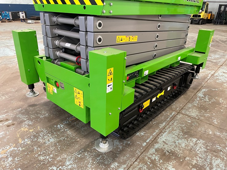 #5551-•-fronteq-fs6332tl-track-drive-scissor-lift-with-outriggers-image-10