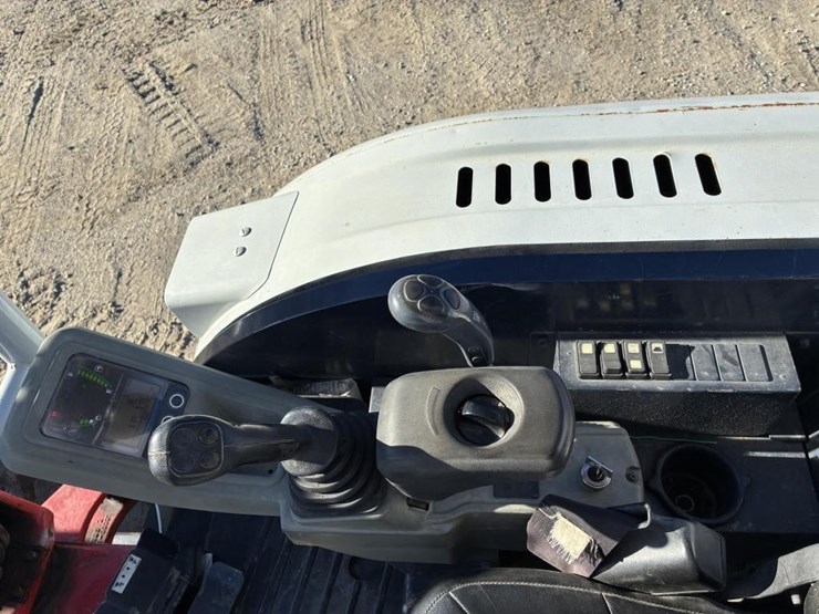 2022-takeuchi-tb230-image-23