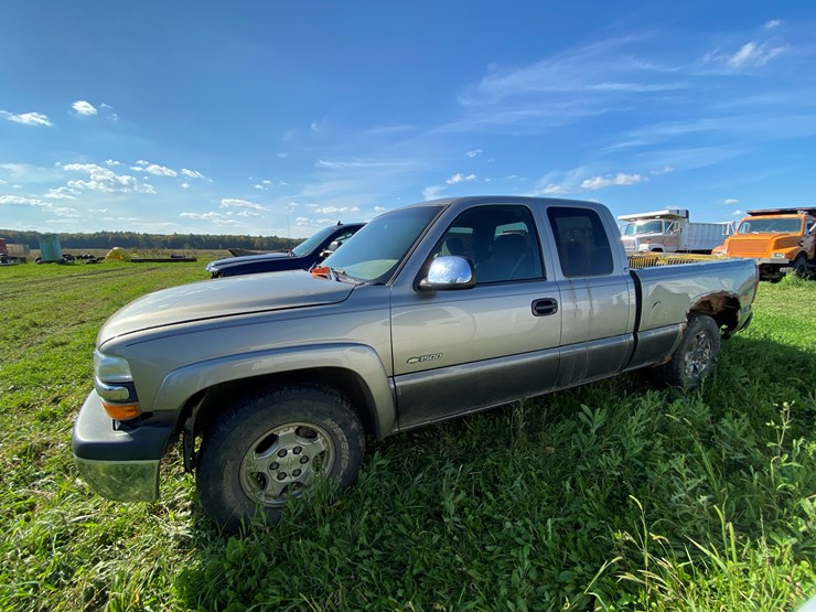 #1599-•-2000-chevy-silverado-1500-extended-cab-pickup-truck-(has-wi-title)-image-2