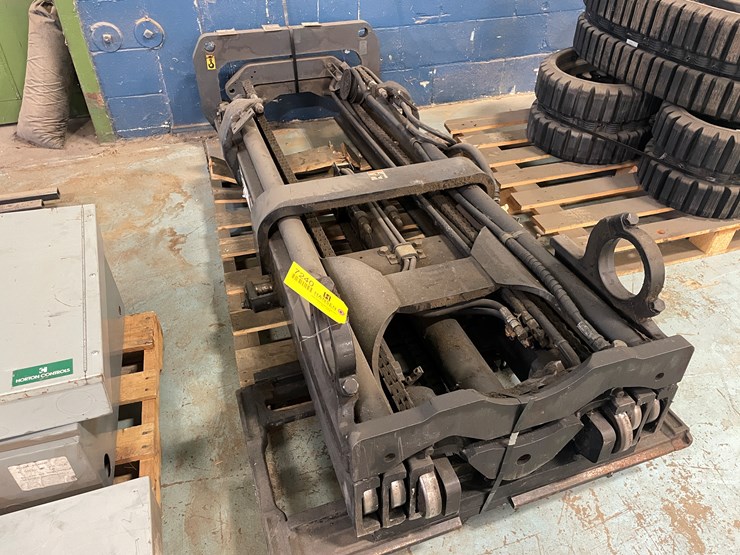 #7240-•-caterpillar-forklift-mast-image-3