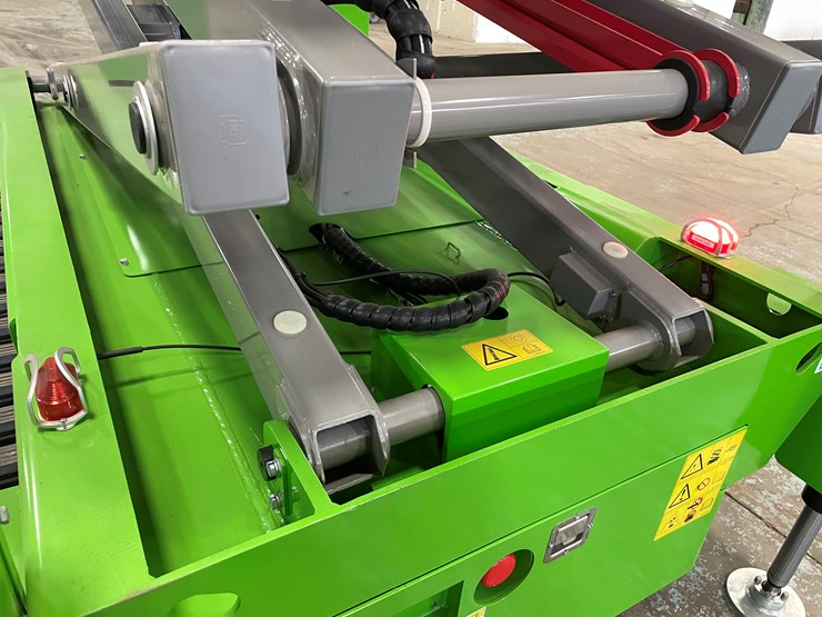 #5551-•-fronteq-fs6332tl-track-drive-scissor-lift-with-outriggers-image-56