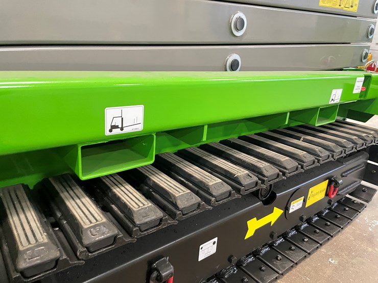 #5551-•-fronteq-fs6332tl-track-drive-scissor-lift-with-outriggers-image-49