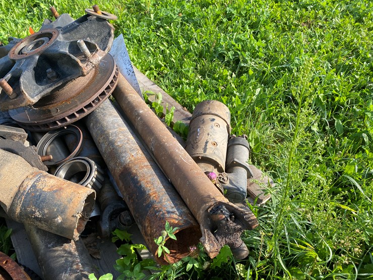 #1636-•-pallet-of-truck-parts-image-10