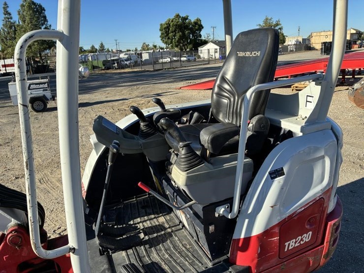 2022-takeuchi-tb230-image-21