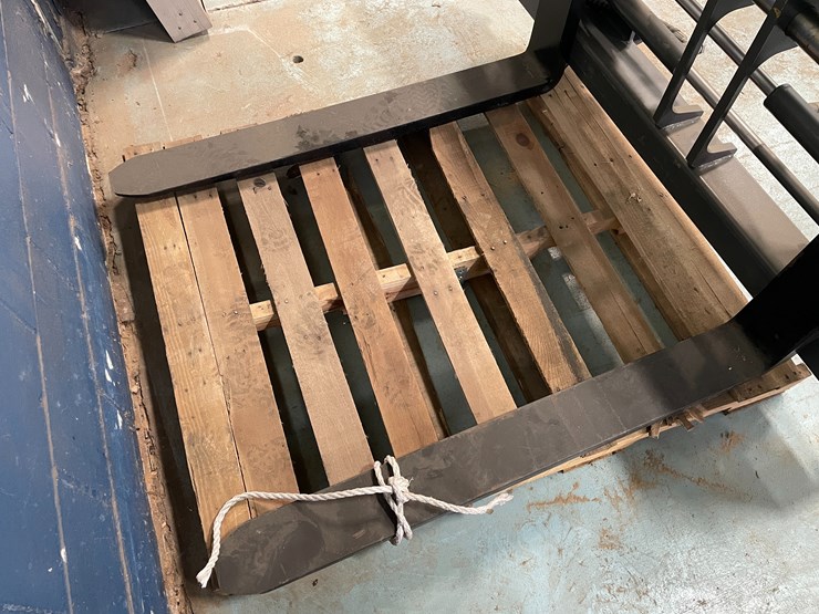 #7232-•-skid-steer-quick-attach-forks-with-side-shift-image-13