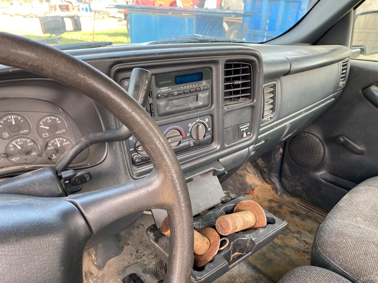 #1604-•-2000-chevy-silverado-1500-regular-cab-4x4-plow-truck-(no-title)-image-24