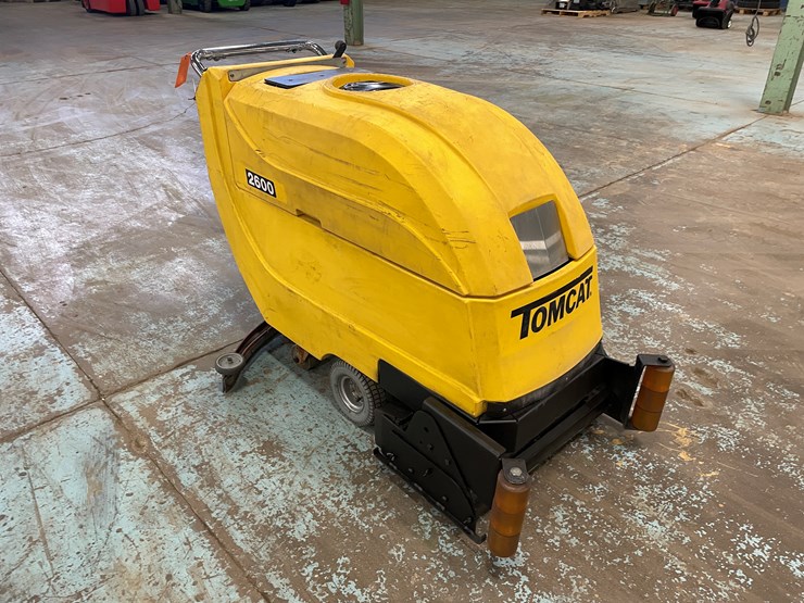 #5567-•-tomcat-2600-electric-floor-scrubber-image-3