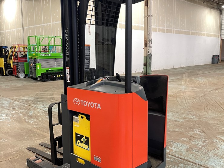 #5566-•-toyota-7bru18-ride-on-electric-reach-forklift-image-7