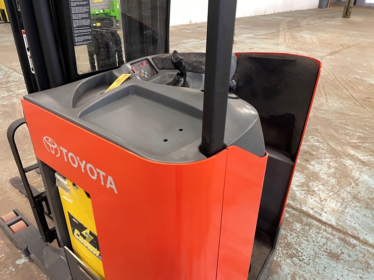 #5566-•-toyota-7bru18-ride-on-electric-reach-forklift-image-20