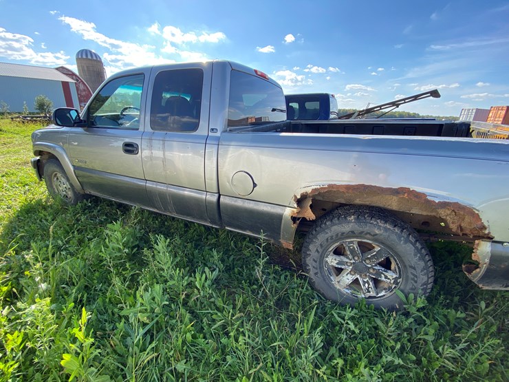 #1599-•-2000-chevy-silverado-1500-extended-cab-pickup-truck-(has-wi-title)-image-3