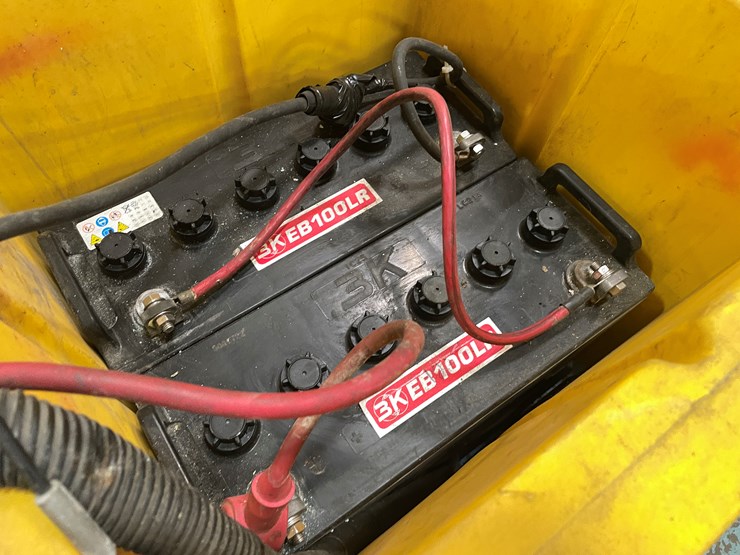 #5567-•-tomcat-2600-electric-floor-scrubber-image-27