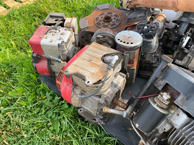#1666-•-(5)-small-engines-&-various-parts-image-6