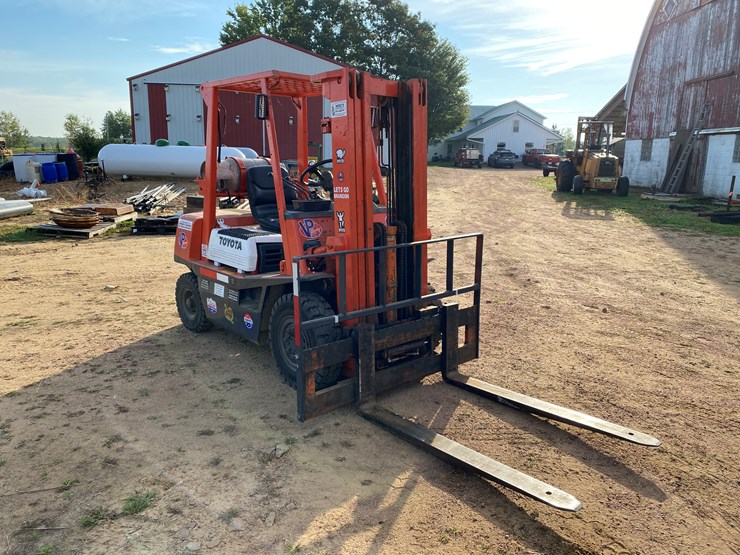 #1608-•-toyota-lp-forklift-image-3