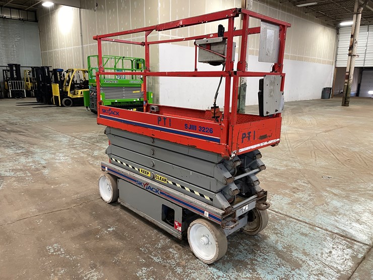 #5553-•-skyjack-sj226-scissor-lift-image-3
