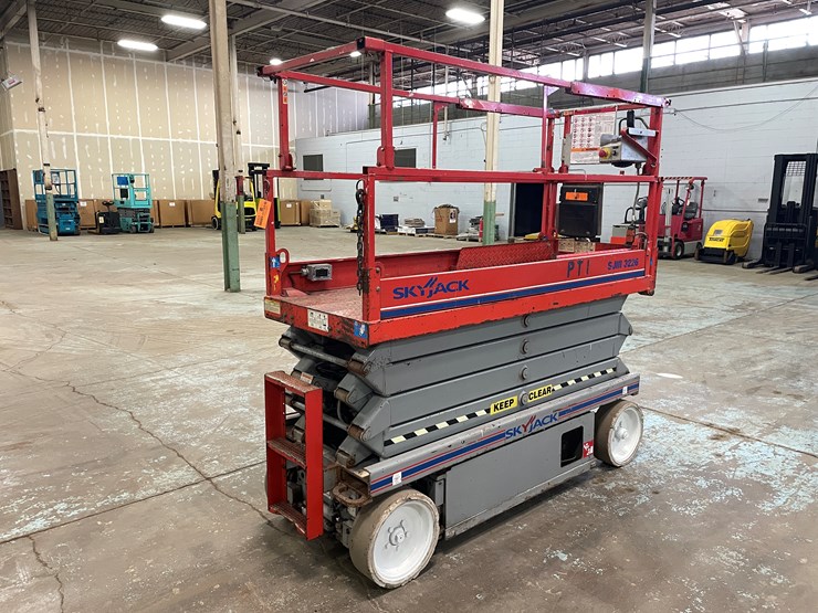 #5553-•-skyjack-sj226-scissor-lift-image-5