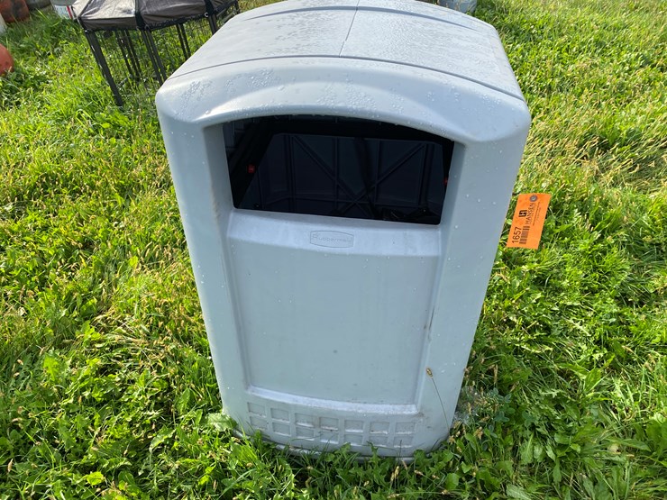 #1657-•-rubbermaid-trash-bin-image-6