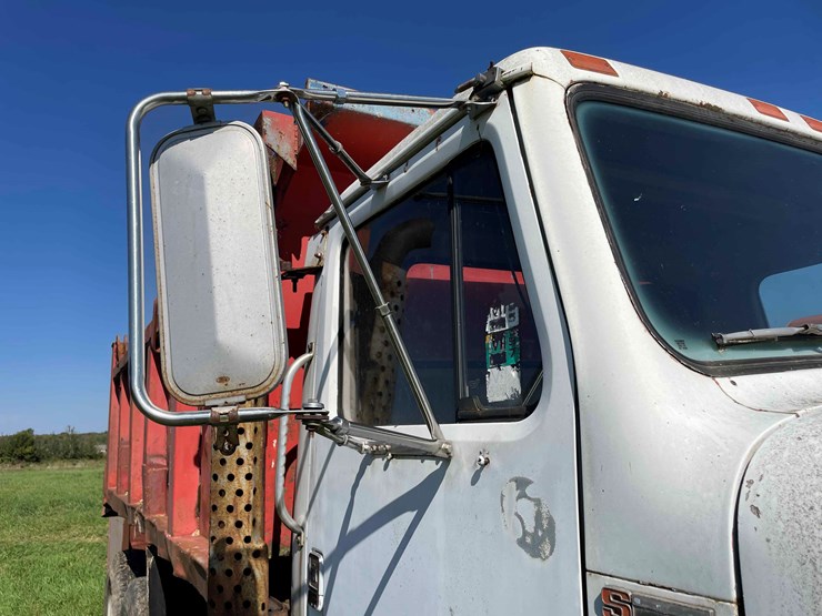 1982-international-dt466-image-75