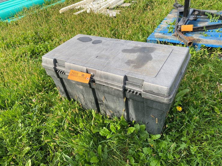 #1659-•-rubbermaid-poly-storage-tote-image-1