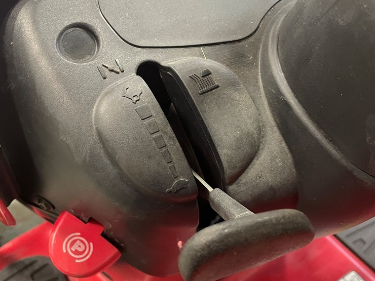 #7236-•-poulan-pro-xt-42"-riding-mower,-needs-head-gasket-image-11