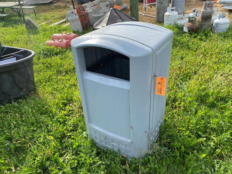 #1657-•-rubbermaid-trash-bin-image-1