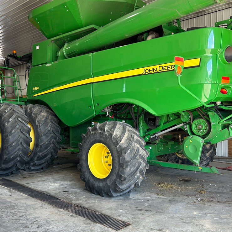 JOHN DEERE S690