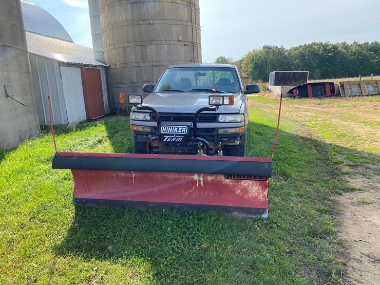 #1604-•-2000-chevy-silverado-1500-regular-cab-4x4-plow-truck-(no-title)-image-2
