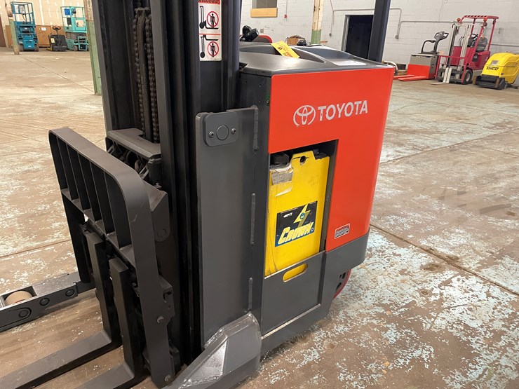 #5566-•-toyota-7bru18-ride-on-electric-reach-forklift-image-17