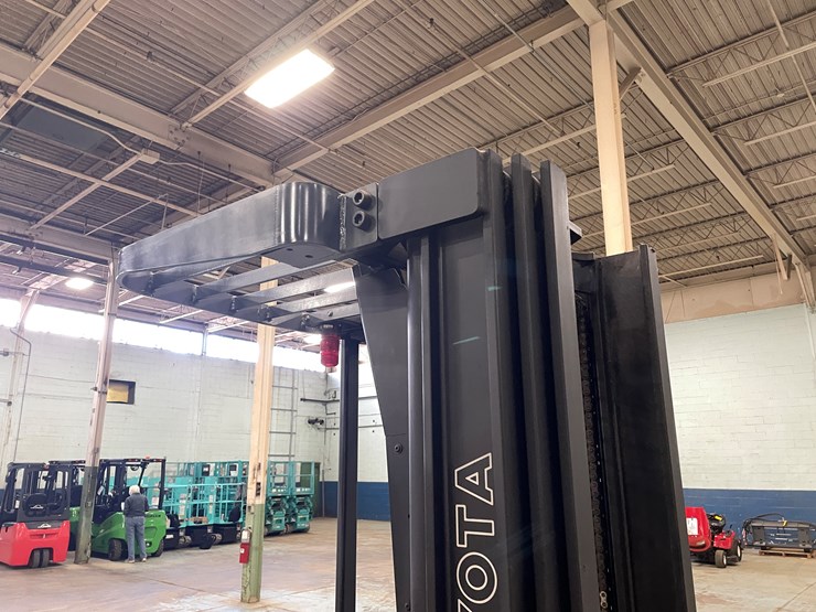 #5566-•-toyota-7bru18-ride-on-electric-reach-forklift-image-29