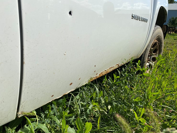 #1598-•-2010-chevy-silverado-1500-regular-cab-pickup-truck-(no-title)-image-35