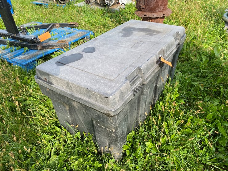 #1659-•-rubbermaid-poly-storage-tote-image-2