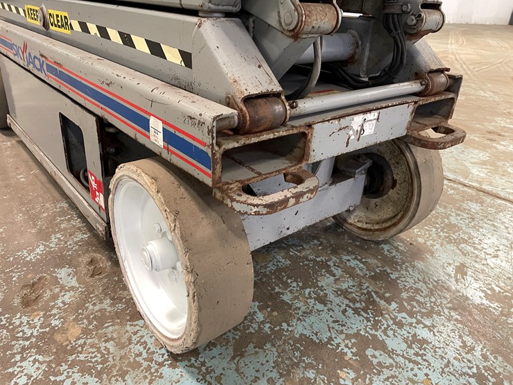 #5553-•-skyjack-sj226-scissor-lift-image-33