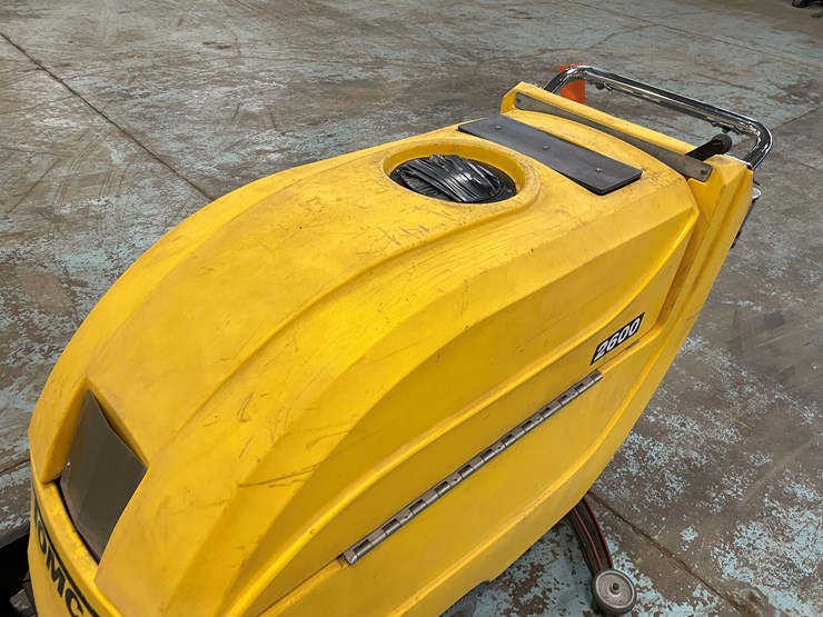 #5567-•-tomcat-2600-electric-floor-scrubber-image-13