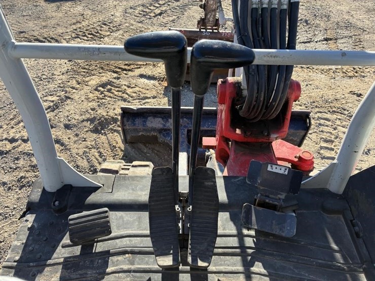 2022-takeuchi-tb230-image-26