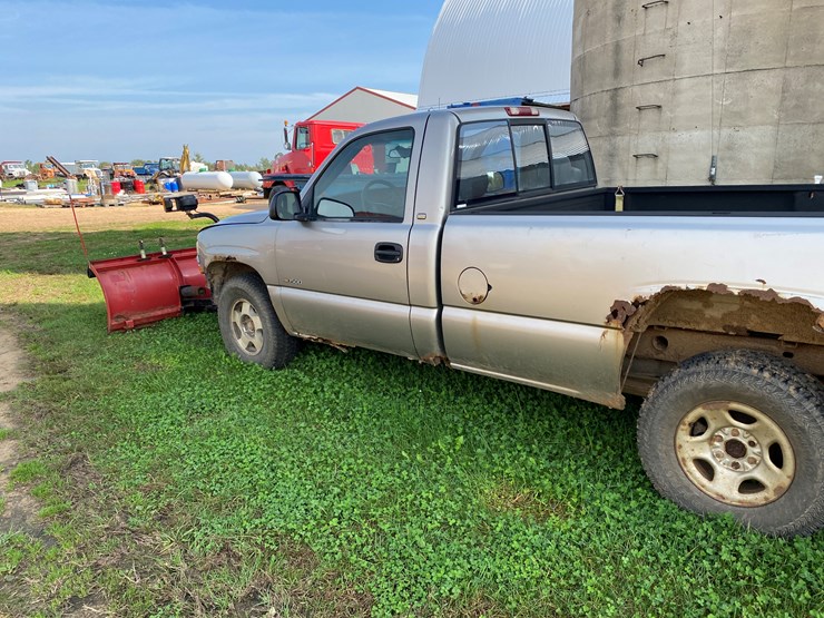 #1604-•-2000-chevy-silverado-1500-regular-cab-4x4-plow-truck-(no-title)-image-11