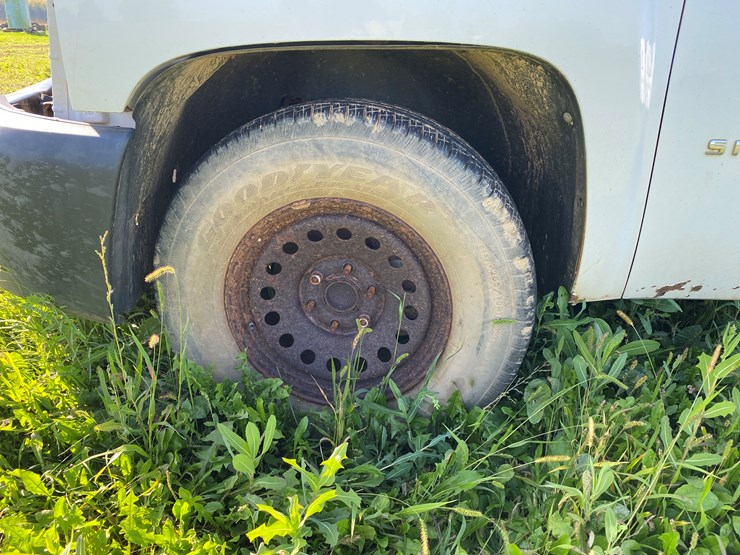 #1598-•-2010-chevy-silverado-1500-regular-cab-pickup-truck-(no-title)-image-9