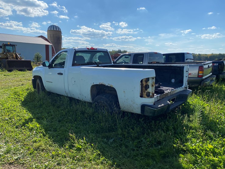 #1598-•-2010-chevy-silverado-1500-regular-cab-pickup-truck-(no-title)-image-3
