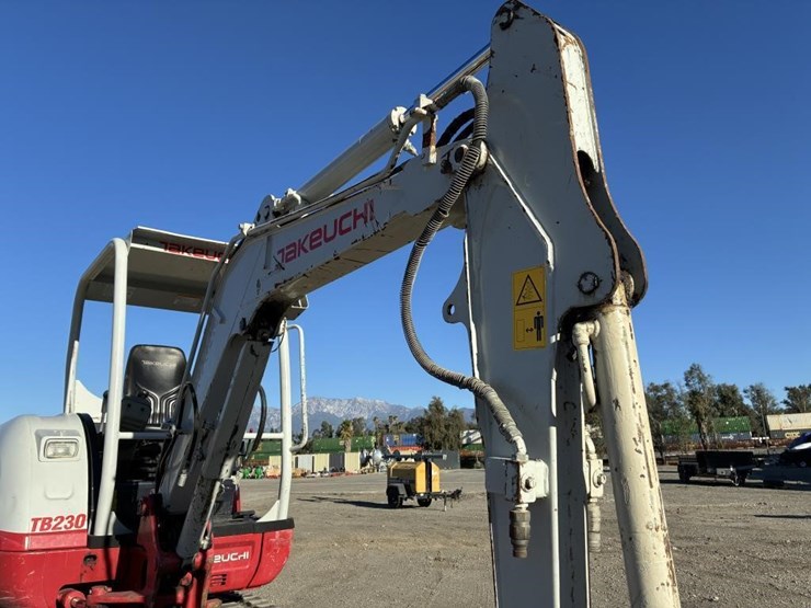 2022-takeuchi-tb230-image-7