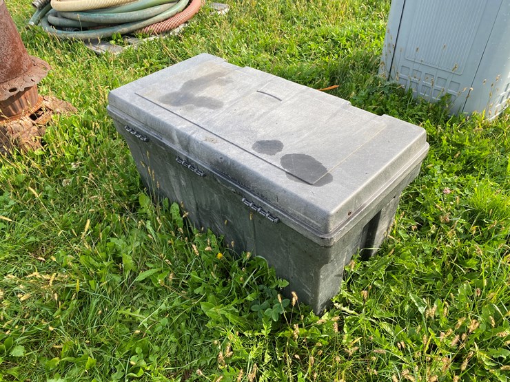 #1659-•-rubbermaid-poly-storage-tote-image-4