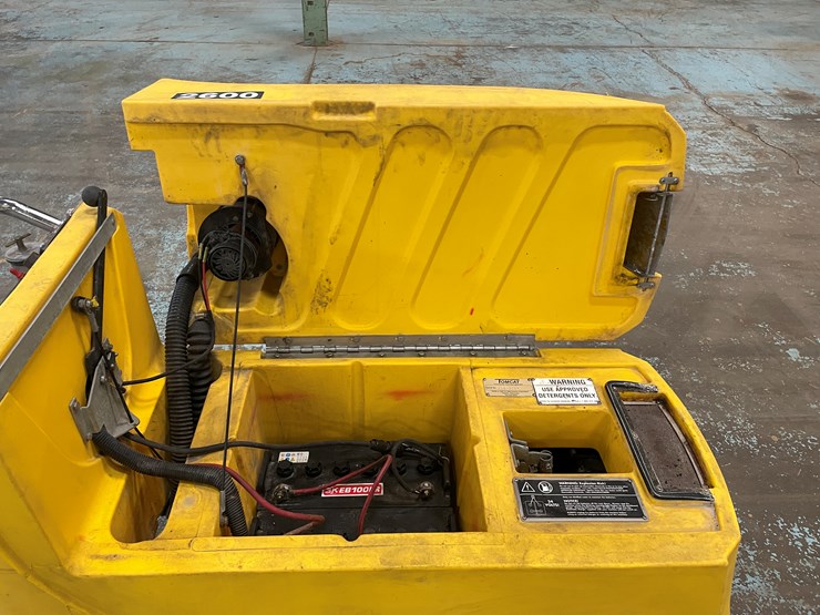 #5567-•-tomcat-2600-electric-floor-scrubber-image-24