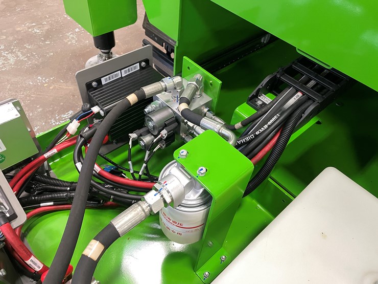 #5551-•-fronteq-fs6332tl-track-drive-scissor-lift-with-outriggers-image-16