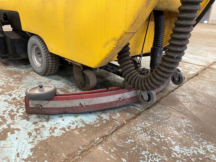 #5567-•-tomcat-2600-electric-floor-scrubber-image-17