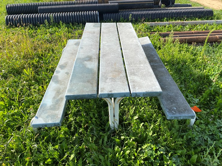 #1632-•-picnic-table-image-3