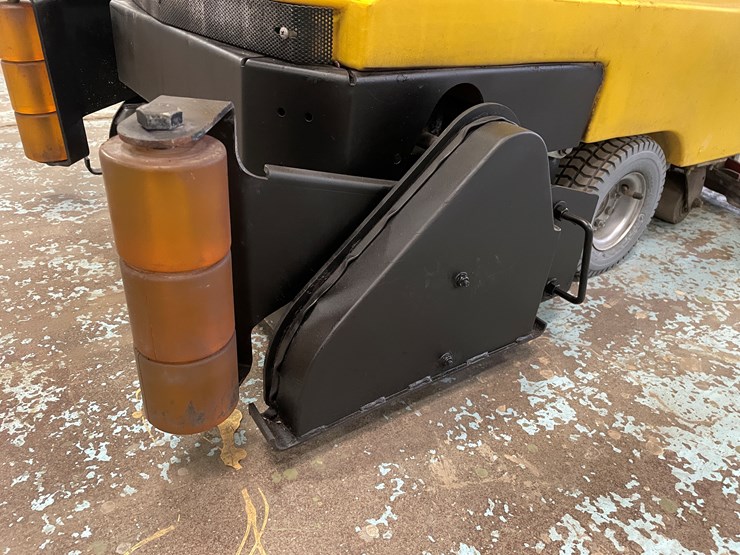 #5567-•-tomcat-2600-electric-floor-scrubber-image-10