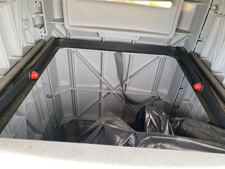 #1657-•-rubbermaid-trash-bin-image-7